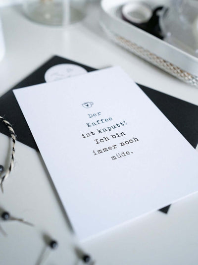 Postkarte mit Spruch und motiv Der Kaffee ist kaputt in schwarz weiss