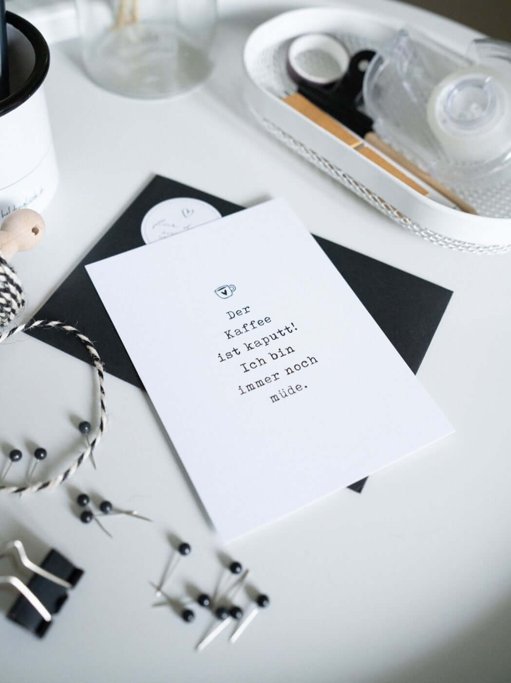 Postkarte mit Spruch und motiv Der Kaffee ist kaputt in schwarz weiss