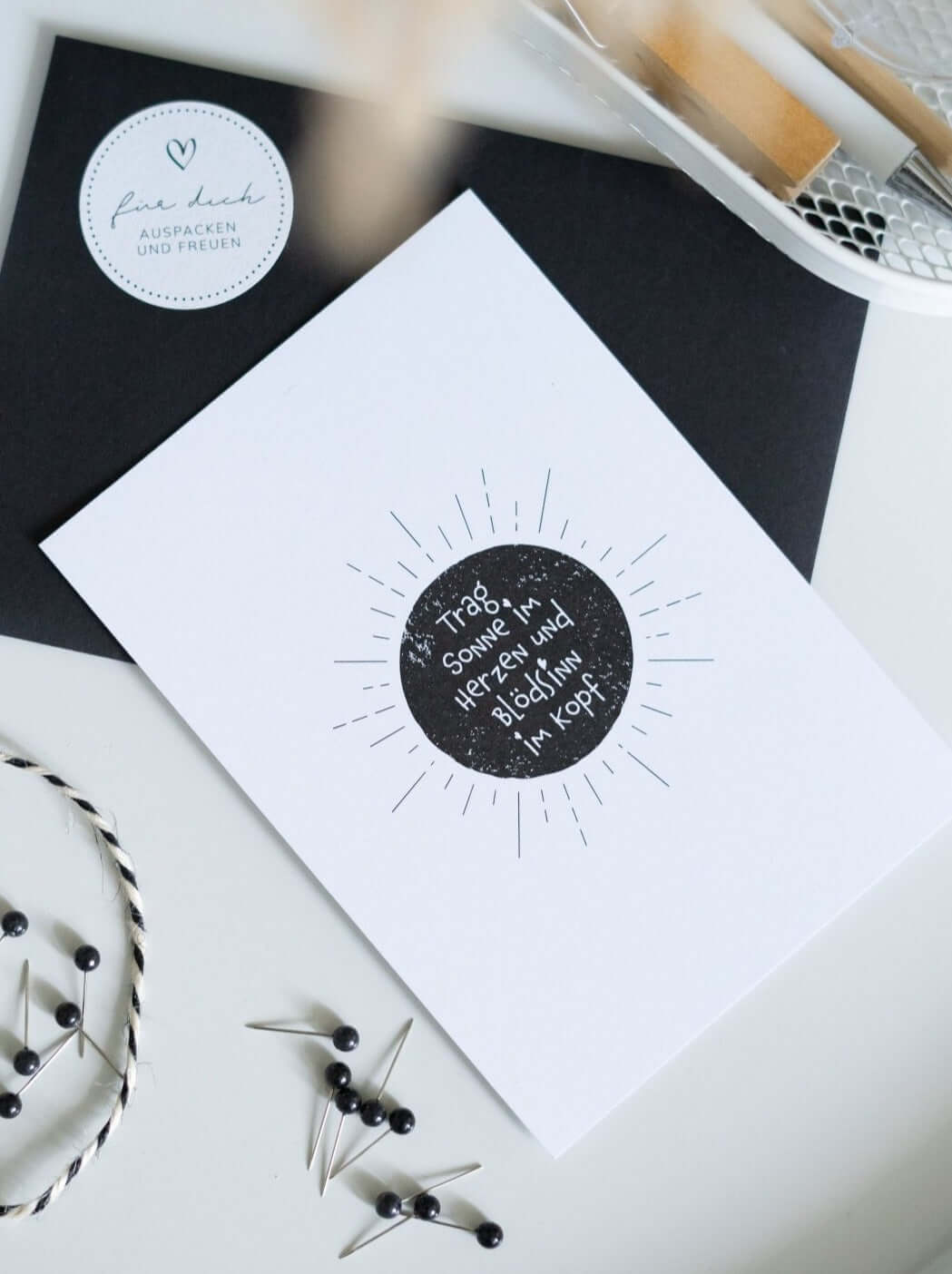 Postkarte mit Spruch und motiv Trag Sonne im Herzen in schwarz weiss