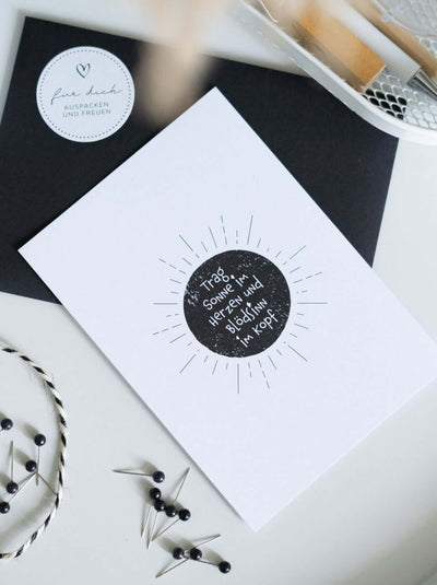Postkarte mit Spruch und motiv Trag Sonne im Herzen in schwarz weiss
