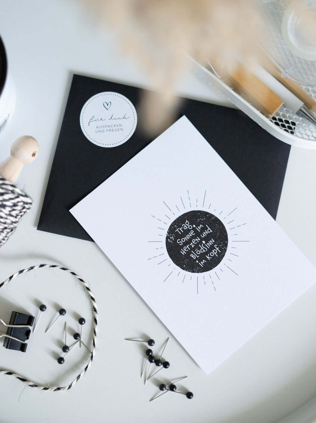 Postkarte mit Spruch und motiv Trag Sonne im Herzen in schwarz weiss