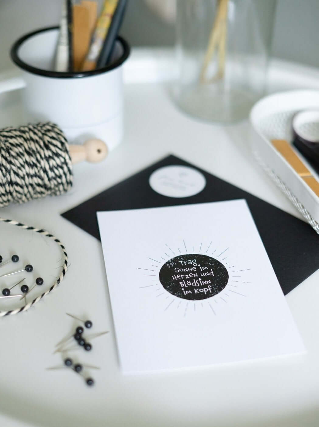 Postkarte mit Spruch und motiv Trag Sonne im Herzen in schwarz weiss