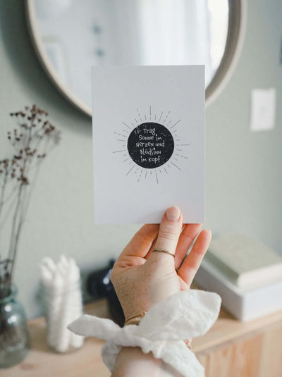 Postkarte mit Spruch und motiv Trag Sonne im Herzen in schwarz weiss