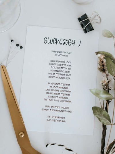 Geschenke mit Leichtigkeit – Postkarte „Glücksyoga“ für mehr Freude