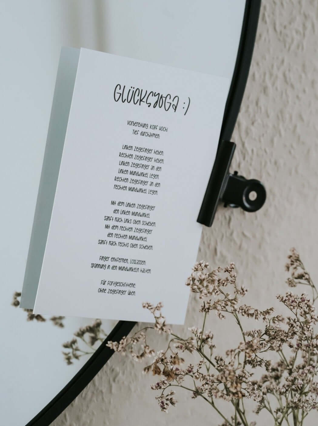 Geschenke mit Leichtigkeit – Postkarte „Glücksyoga“ für mehr Freude