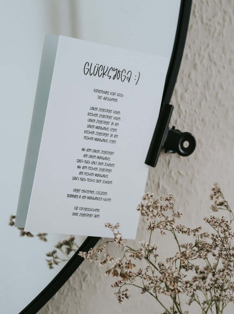 Geschenke mit Leichtigkeit – Postkarte „Glücksyoga“ für mehr Freude