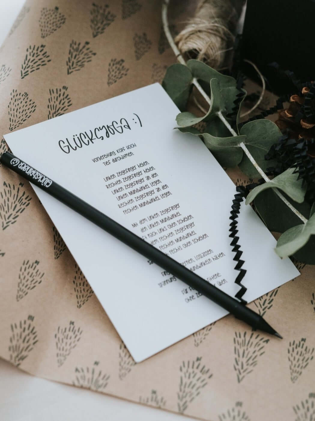 Geschenke mit Leichtigkeit – Postkarte „Glücksyoga“ für mehr Freude