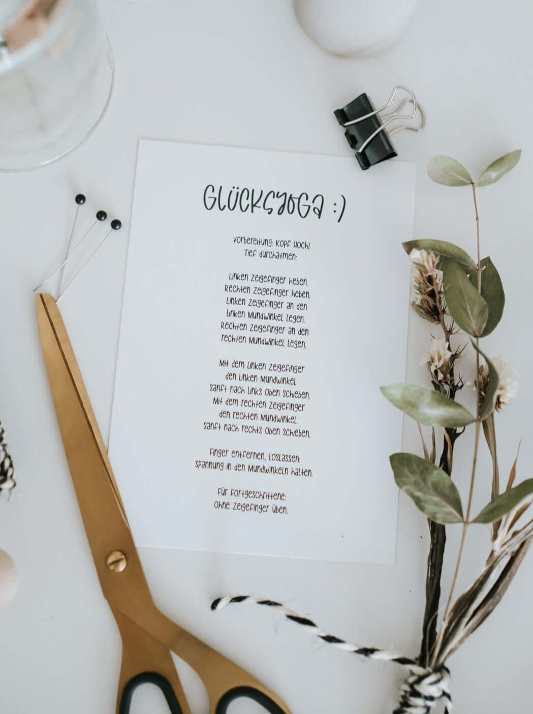 Geschenke mit Leichtigkeit – Postkarte „Glücksyoga“ für mehr Freude