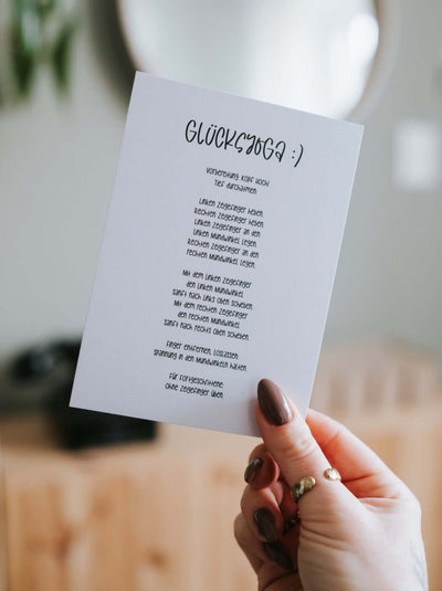 Geschenke mit Leichtigkeit – Postkarte „Glücksyoga“ für mehr Freude