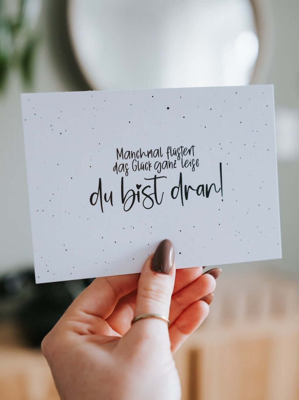 Postkarte mit Spruch und motiv Manchmal flüstert das Glück in schwarz weiss