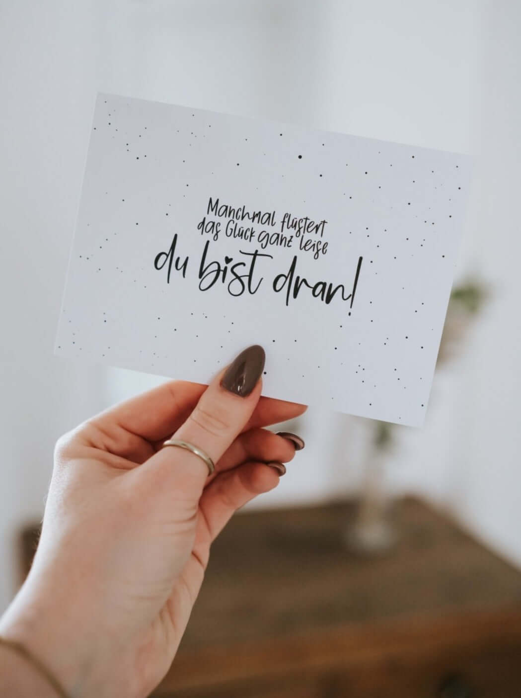 Postkarte mit Spruch und motiv Manchmal flüstert das Glück in schwarz weiss