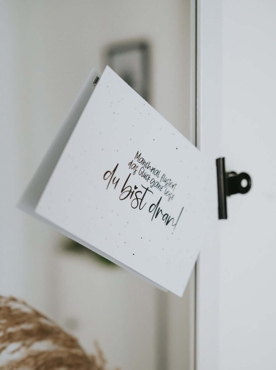 Postkarte mit Spruch und motiv Manchmal flüstert das Glück in schwarz weiss