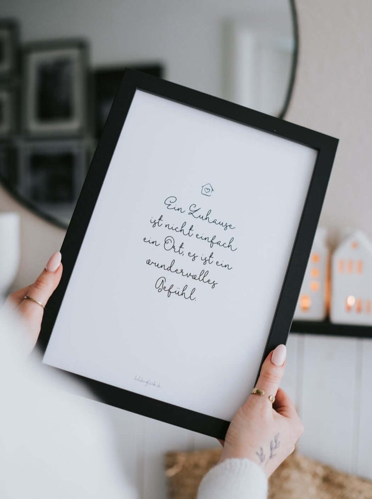 Poster mit Spruch oder Motiv Zuhause ist ein Gefühl in schwarz weiss