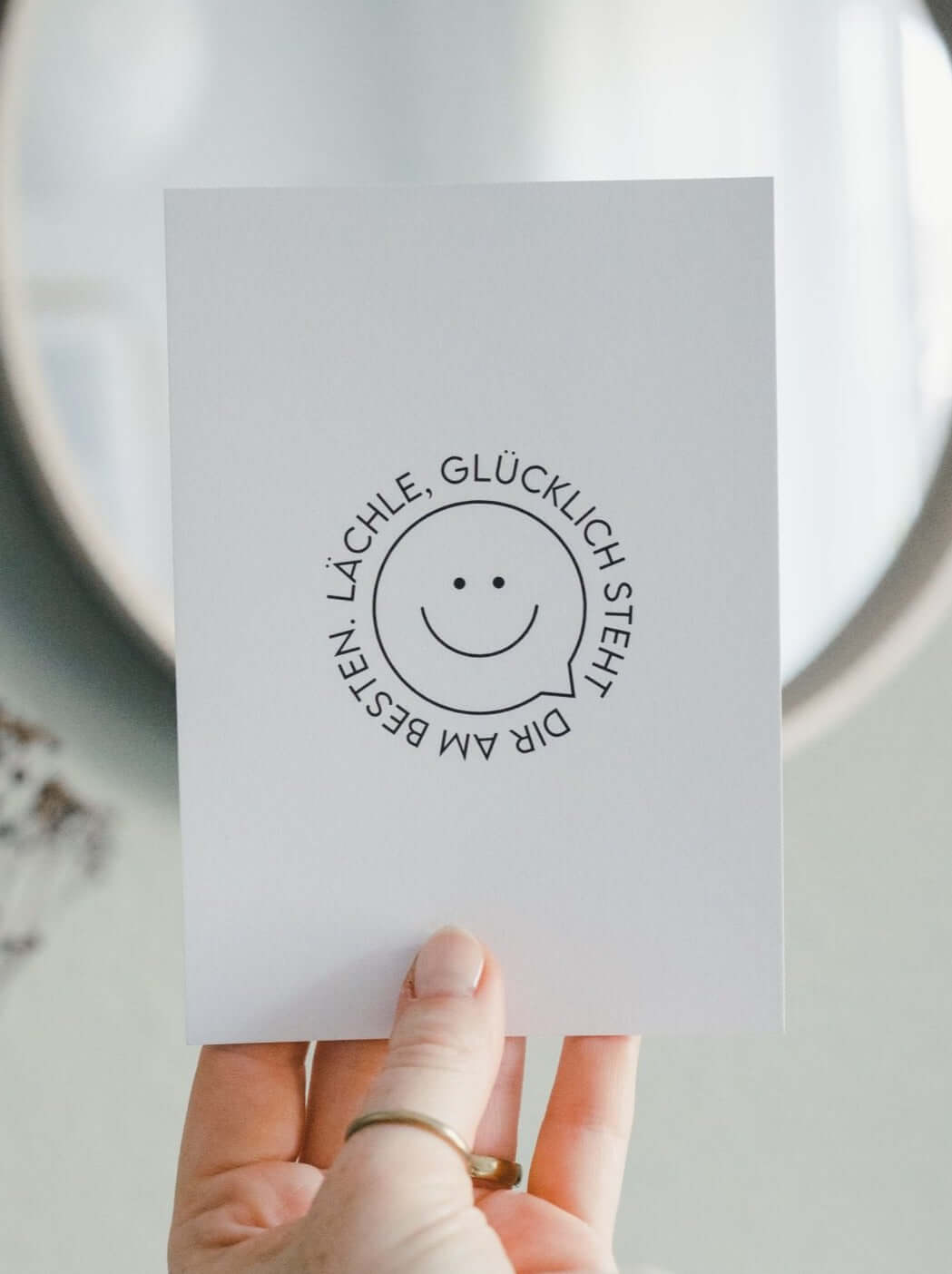 Postkarte mit Spruch und motiv Lächle, glücklich steht Dir in schwarz weiss