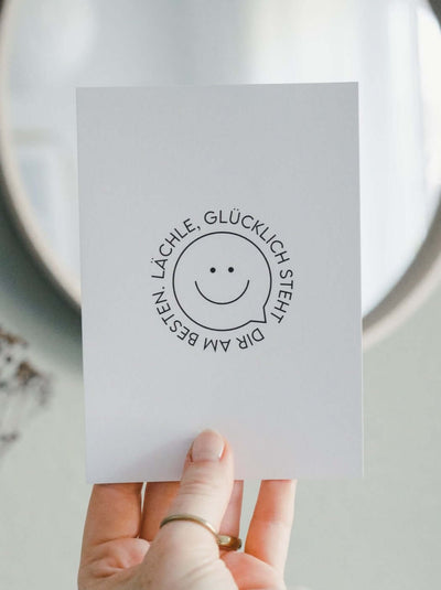 Postkarte mit Spruch und motiv Lächle, glücklich steht Dir in schwarz weiss