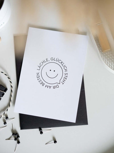 Postkarte mit Spruch und motiv Lächle, glücklich steht Dir in schwarz weiss