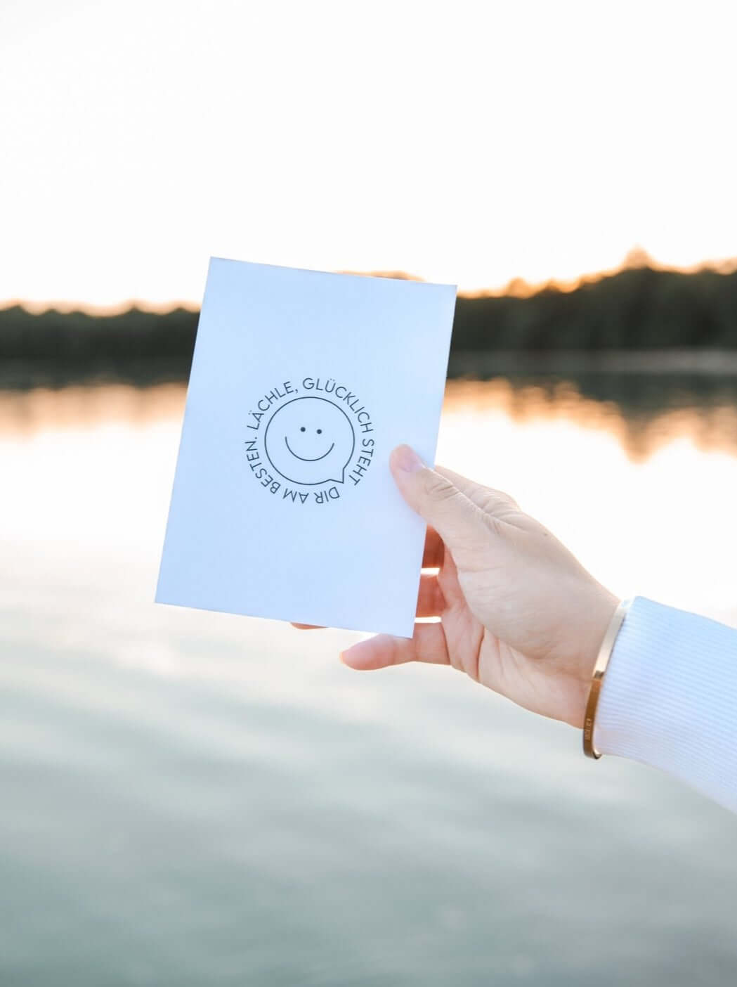Postkarte mit Spruch und motiv Lächle, glücklich steht Dir in schwarz weiss