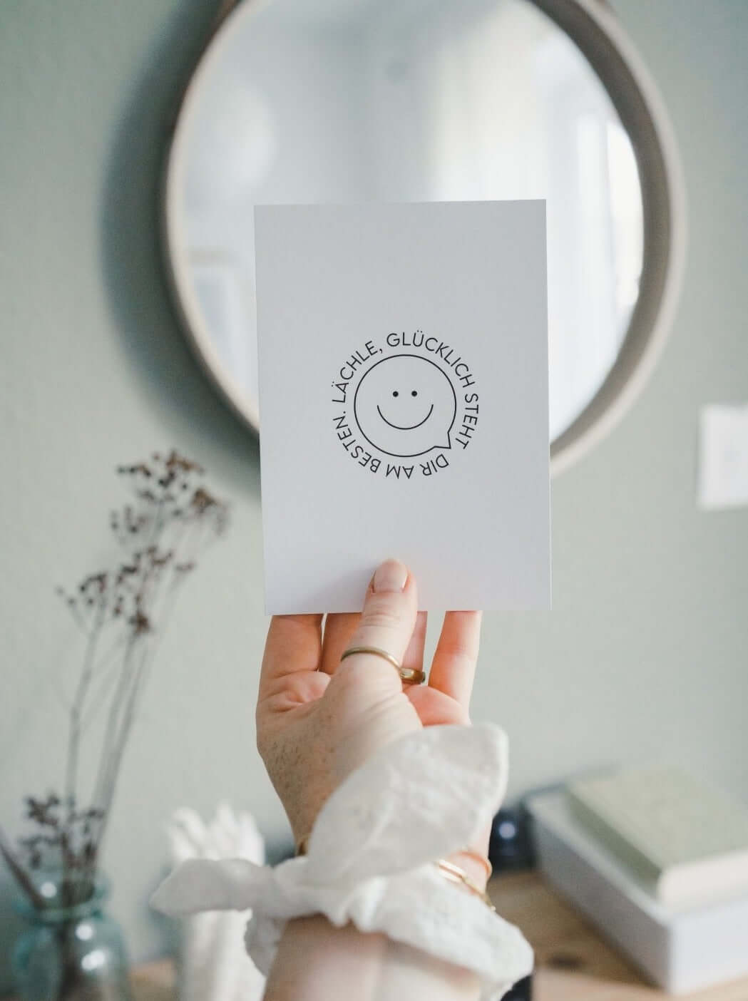 Postkarte mit Spruch und motiv Lächle, glücklich steht Dir in schwarz weiss