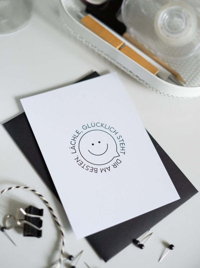 Postkarte mit Spruch und motiv Lächle, glücklich steht Dir in schwarz weiss