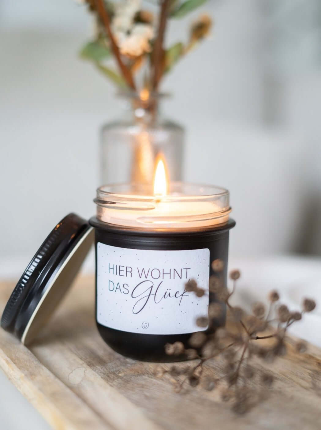 Kerze „Hier wohnt das Glück" – Einzugsgeschenk im Schwarz-Weiß-Design
