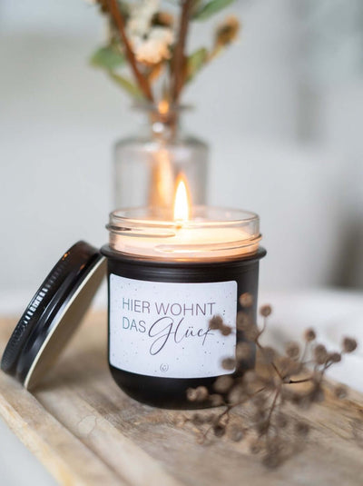 Kerze „Hier wohnt das Glück" – Einzugsgeschenk im Schwarz-Weiß-Design