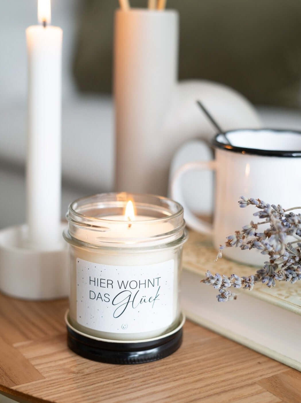 Kerze im Glas mit Spruch oder Motiv Hier wohnt das Glück in schwarz weiss